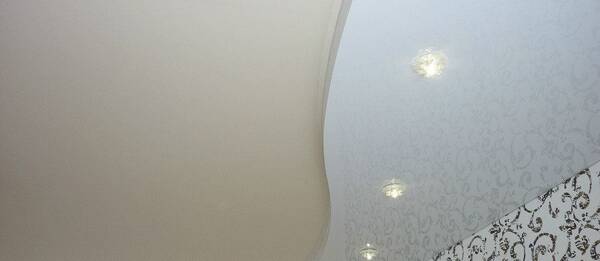 Многоуровневый натяжной потолок в прихожую